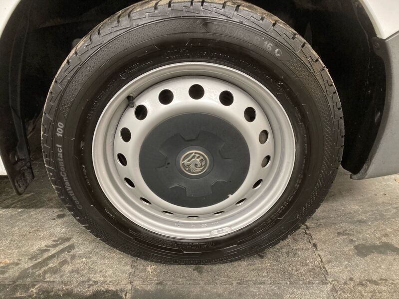 VAUXHALL VIVARO
