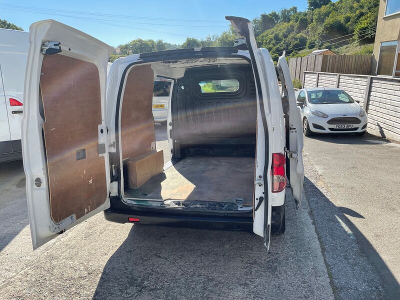 NISSAN NV200