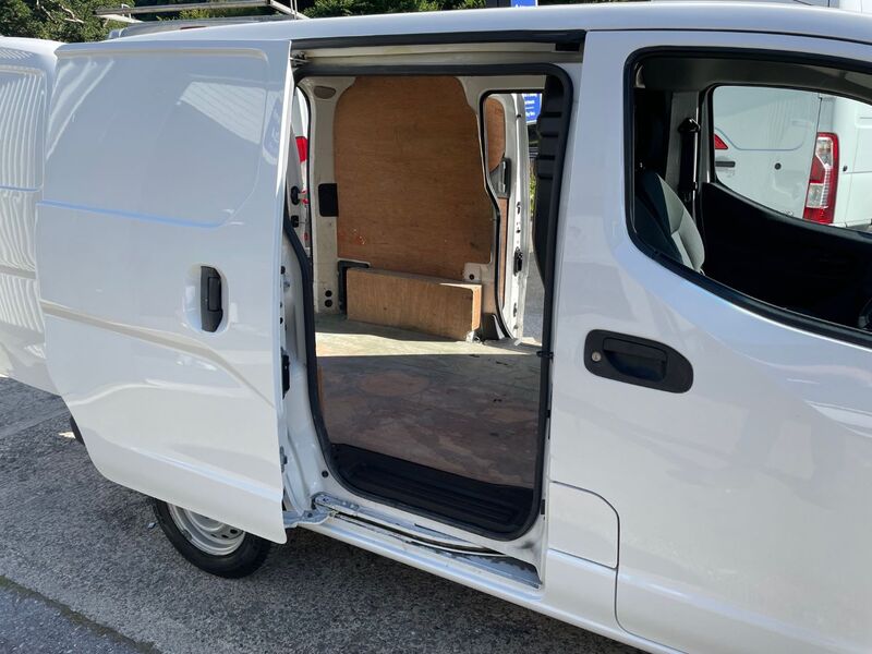 NISSAN NV200