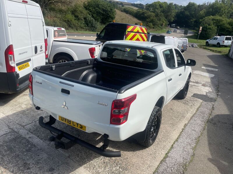 MITSUBISHI L200